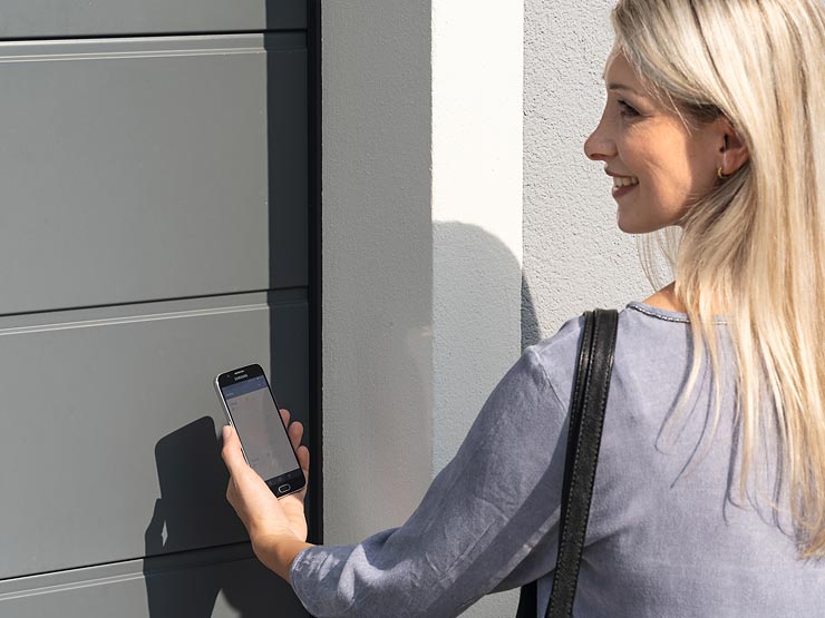 Steuerung Garage - Frau mit Handy