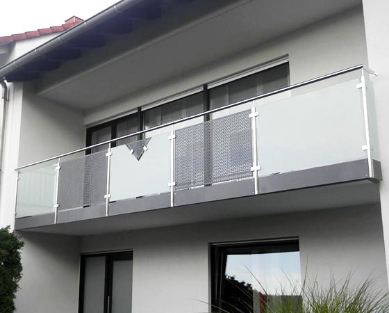 Balkongeländer aus Glas und Edelstahl