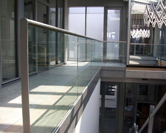 Galeriegeländer Edelstahl und Glas