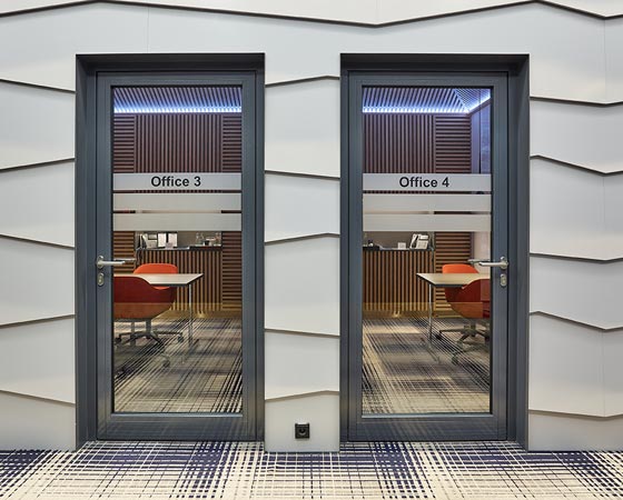 Glastüre mit Aluminiumrahmen