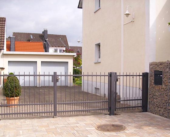 Hofeinfahrtstor aus Metall