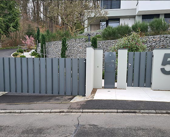 Hofeinfahrtstor aus Metall