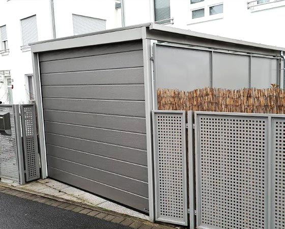 Metallzaun und Carport mit Metallkostruktion