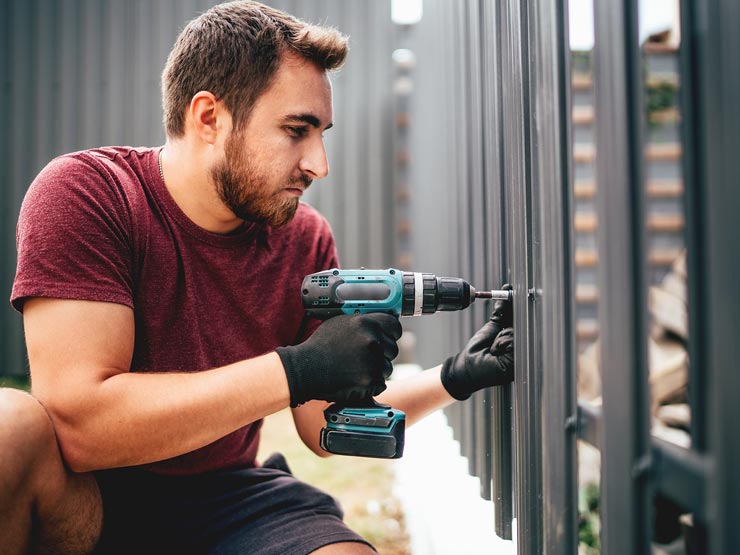 Montage eines Metallzaun