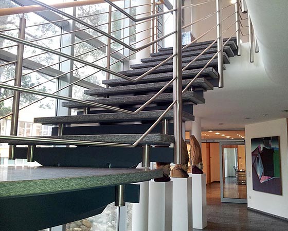 Treppe aus Edelstahl mit Steinstufen