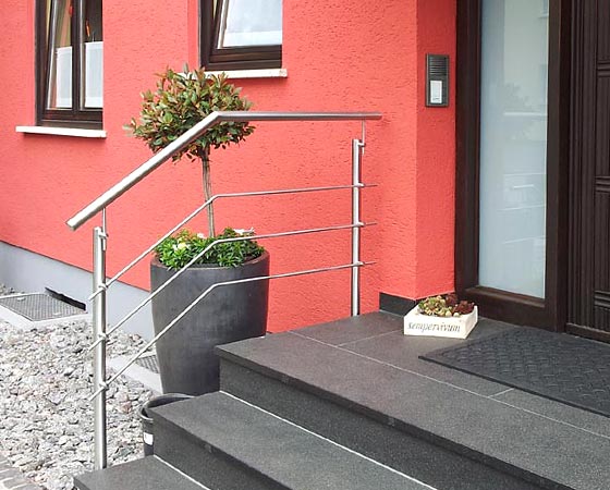 Treppengeländer am Hauseingang aus Edelstahl