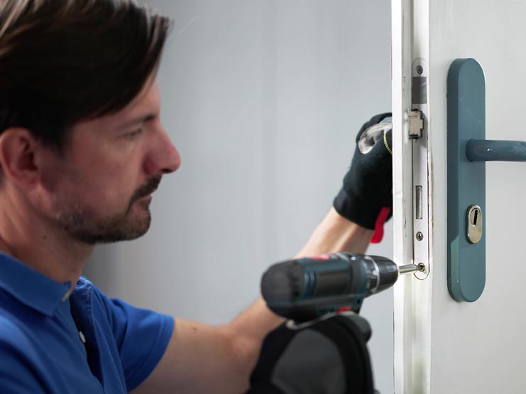 Jobs: Tür Montage in der Schlosserei Schott