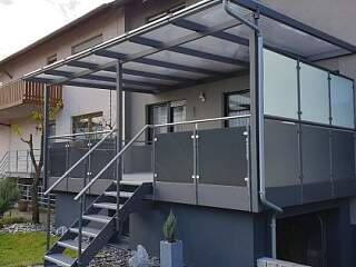 Terrassengeländer mit Überdachung und Außentreppe | ©Schlosserei Schott GmbH