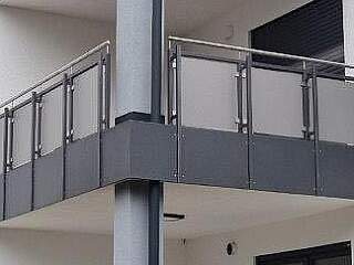 Balkongeländer mit Betonblende | &copy;Schlosserei Schott GmbH