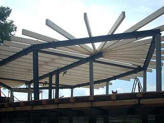 Unterkonstruktion für Terrassenüberdachung mit Pergola | &copy;Schlosserei Schott GmbH