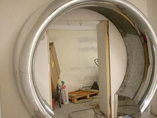 Eingangsbereich aus Flugzeugteil | &copy;Schlosserei Schott GmbH