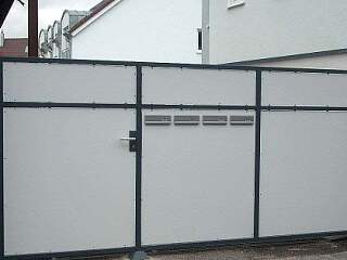 Drehflügeltor mit Fußgängertörchen | &copy;Schlosserei Schott GmbH