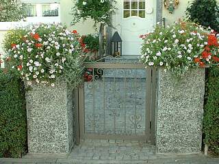 Fußgängertörchen mit Schmiedeelementen | ©Schlosserei Schott GmbH