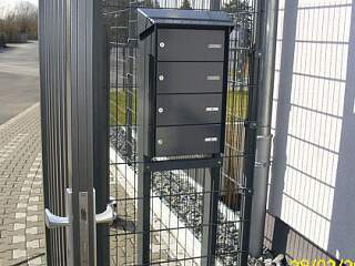 DSG-Zaun mit Briefkastenstehle | &copy;Schlosserei Schott GmbH