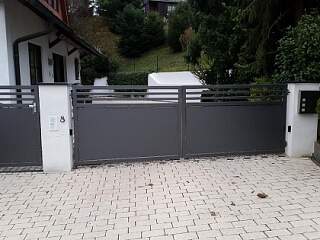 2-flg. Drehflügeltor mit Fußgängertörchen | ©Schlosserei Schott GmbH