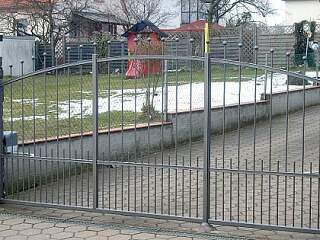 2-flg. Drehflügeltor mit Antrieb | ©Schlosserei Schott GmbH