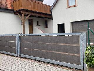 Schiebetor und Sektionaltor | &copy;Schlosserei Schott GmbH