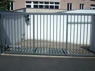 Drehflügeltor mit Antrieb | &copy;Schlosserei Schott GmbH