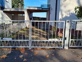 2-flg. Drehflügeltor mit Fußgängertörchen | &copy;Schlosserei Schott GmbH