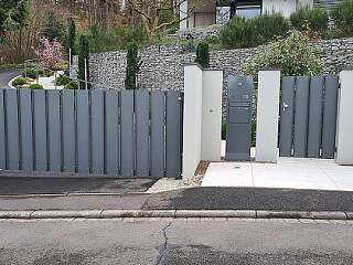 Schiebetor mit Fußgängertörchen und Briefkastenanlage | &copy;Schlosserei Schott GmbH