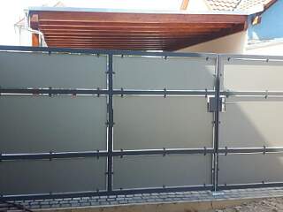 Drehflügeltor mit Fußgängertörchen | ©Schlosserei Schott GmbH