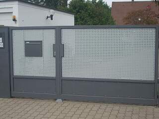 Drehflügeltor mit Fußgängertörchen | &copy;Schlosserei Schott GmbH