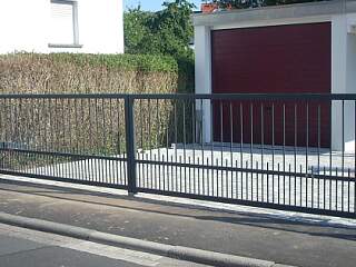 2-flg. Drehflügeltor und Sektionaltor | &copy;Schlosserei Schott GmbH