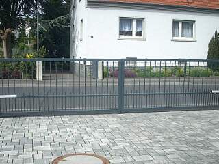 2-flg. Drehflügeltor | ©Schlosserei Schott GmbH