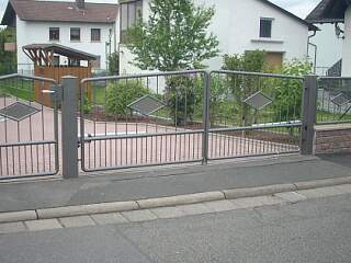 2-flg. Drehflügeltor mit Fußgängertörchen | ©Schlosserei Schott GmbH