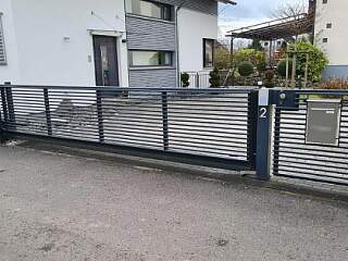 Schiebetor mit Fußgängertörchen | ©Schlosserei Schott GmbH