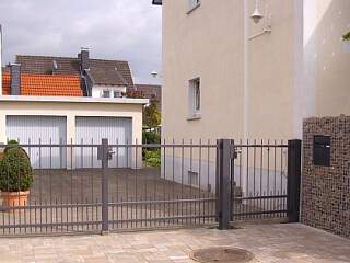 2-flg. Drehflügeltor mit Fußgängertörchen | ©Schlosserei Schott GmbH