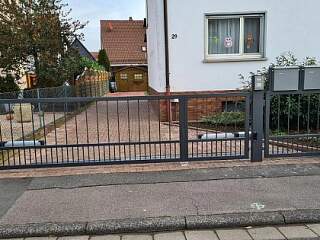 Drehflügeltor mit Antrieb | ©Schlosserei Schott GmbH