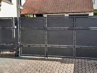 2 flg. Drehflügeltor mit Fußgängertörchen | &copy;Schlosserei Schott GmbH