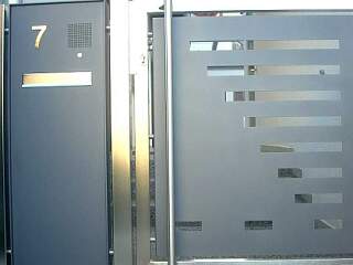 Fußgänger Eingangstörchen mit Briefkastenanlage | ©Schlosserei Schott GmbH