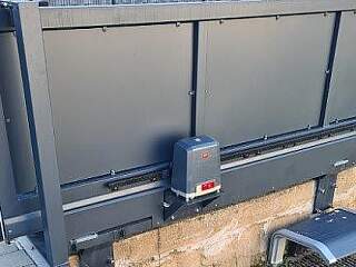 Schiebetor mit Antrieb | ©Schlosserei Schott GmbH