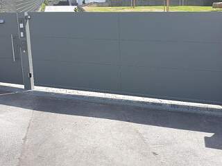 Schiebetor mit Fußgängertörchen | &copy;Schlosserei Schott GmbH