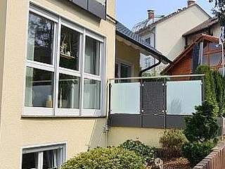 Terrassengeländer mit Glas- und Lochblechfüllung | &copy;Schlosserei Schott GmbH