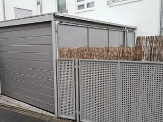 Sektionaltor mit Zaun | &copy;Schlosserei Schott GmbH