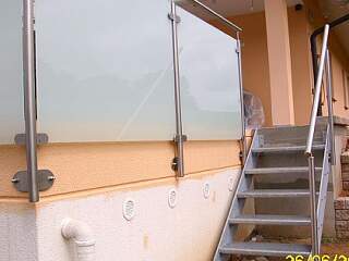 Außentreppe mit Geländer und Balkongeländer | &copy;Schlosserei Schott GmbH