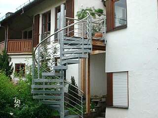 Außen-Spindeltreppe mit Geländer | &copy;Schlosserei Schott GmbH