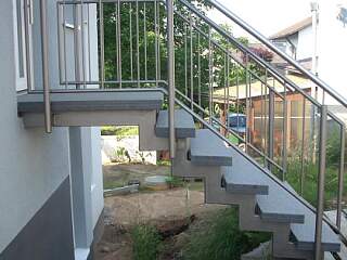 Außentreppe mit Steinbelag und Geländer | &copy;Schlosserei Schott GmbH