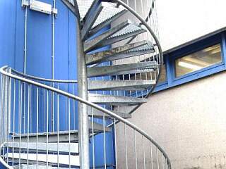 Außen-Spindeltreppe mit Geländer | &copy;Schlosserei Schott GmbH