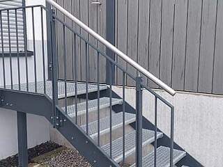 Außentreppe mit Podest und Geländer | &copy;Schlosserei Schott GmbH