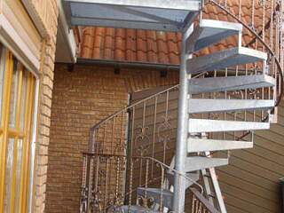 Außenspindeltreppe mit Geländer | &copy;Schlosserei Schott GmbH