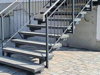 Außentreppe mit Steinstufen | ©Schlosserei Schott GmbH