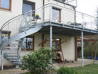 Stahlbalkon mit Geländer und geschwungener Treppe | &copy;Schlosserei Schott GmbH
