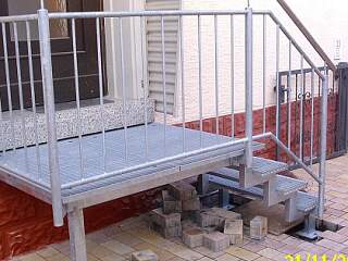 Außentreppe mit Geländer und Podest | &copy;Schlosserei Schott GmbH