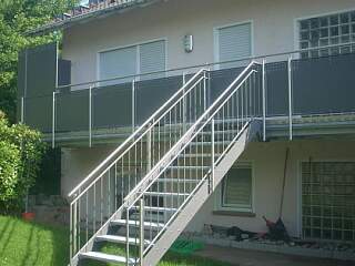 Außentreppe mit Geländer und Balkongeländer | &copy;Schlosserei Schott GmbH