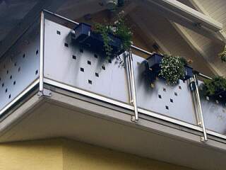 Balkongeländer mit Blechfüllung | &copy;Schlosserei Schott GmbH