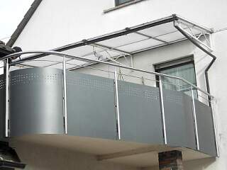 Balkongeländer mit Blechfüllung | &copy;Schlosserei Schott GmbH